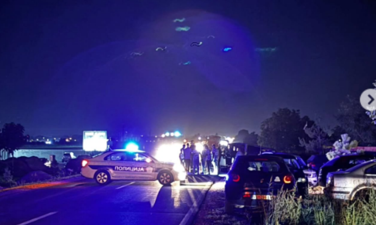 TEŠKA NESREĆA NA ULAZU U RUMU Automobil naleteo na kombi sa trubačima, ima teško povređenih! (FOTO)