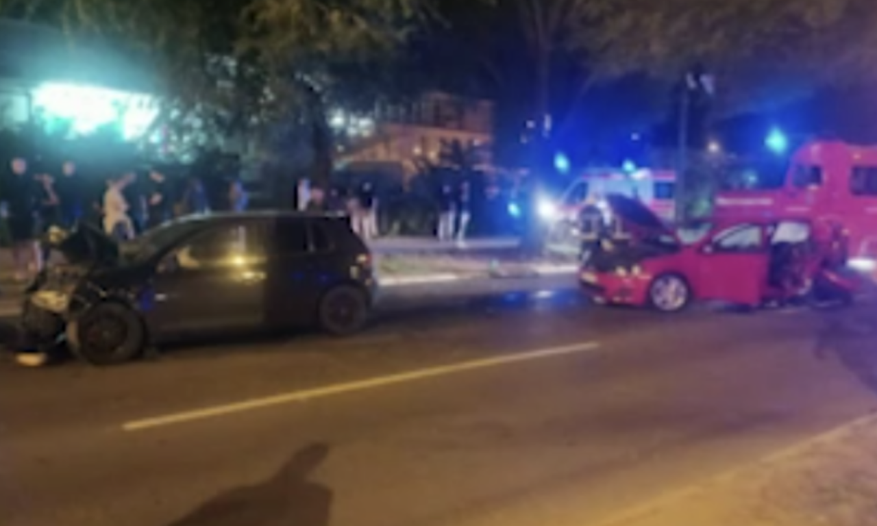 PETORO MLADIH TEŠKO POVREĐENO U NESREĆI KOD BEOGRADSKOG SAJMA Izvlačili ih iz zgužvanih automobila! (FOTO)