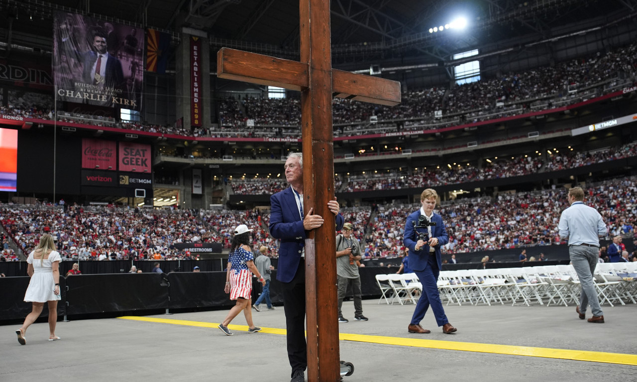 NA HILJADE LJUDI DOŠLO DA UPUTI POSLEDNJI POZDRAV ČARLIJU KIRKU Donald Tramp uskoro stiže! (FOTO)