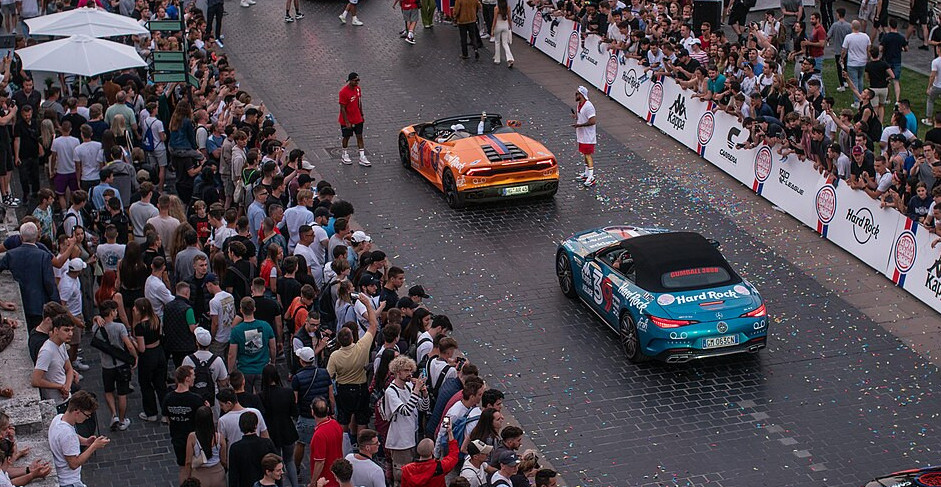RELI LUKS AUTOMOBILA NA TRGU REPUBLIKE Danas je Beograd centar sveta! Ove ulice se zatvaraju za saobraćaj