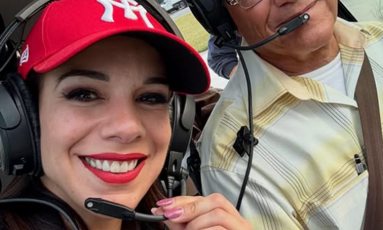 POPULARNA VODITELJKA POGINULA U AVIONSKOJ NESREĆI Učila da pilotira, preminula na licu mesta (FOTO)