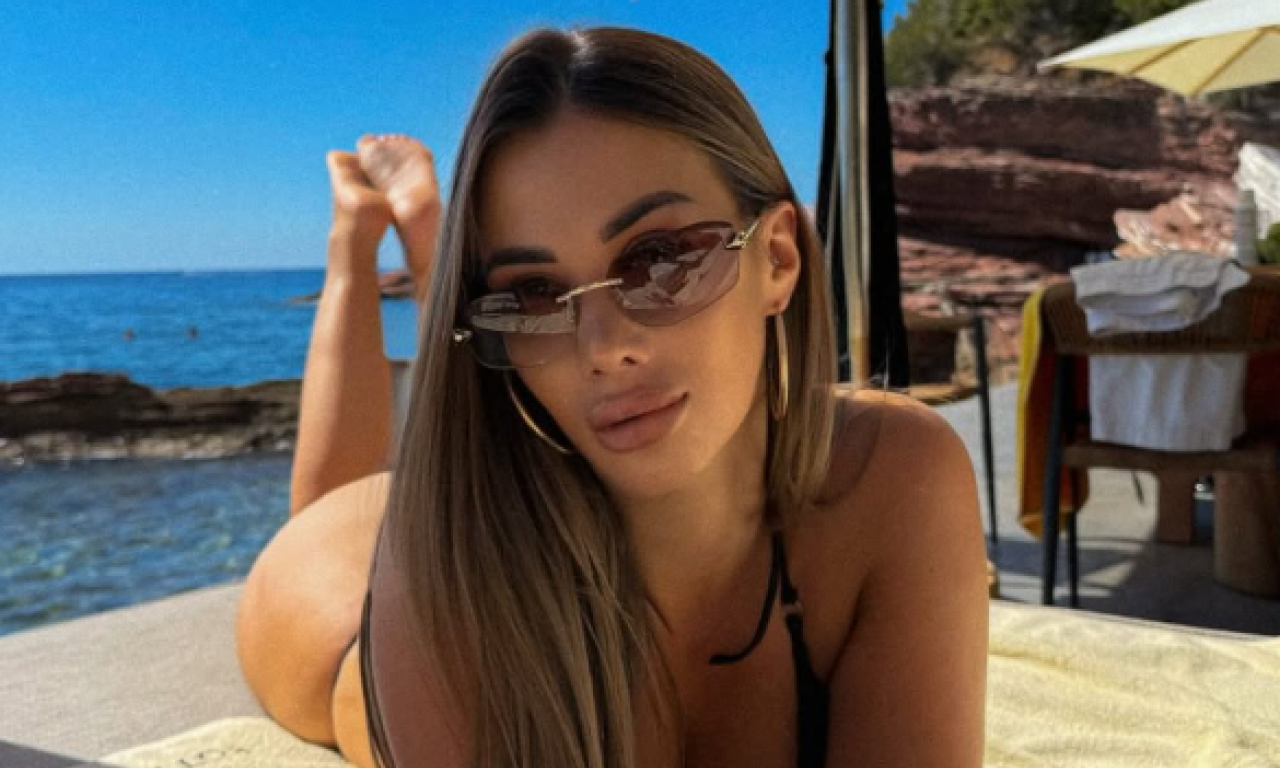 CRNA UDOVICA ZAGRMELA NA PLAŽI Vasilisa Nurković postala majka pre dva meseca, a već oduševljava u bikiniju (FOTO)