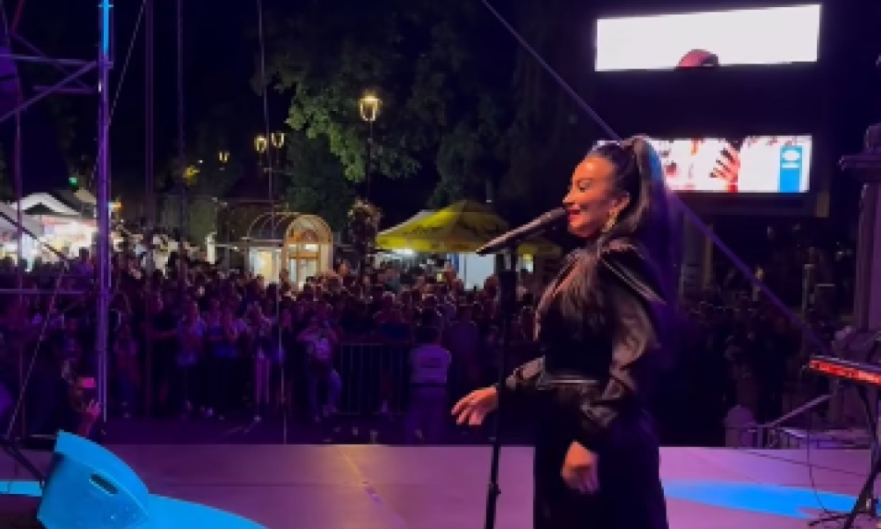 PEVALA PRED 10.000 LJUDI Andreana Čekić održala koncert u Vršcu, letele igračke po bini (VIDEO)