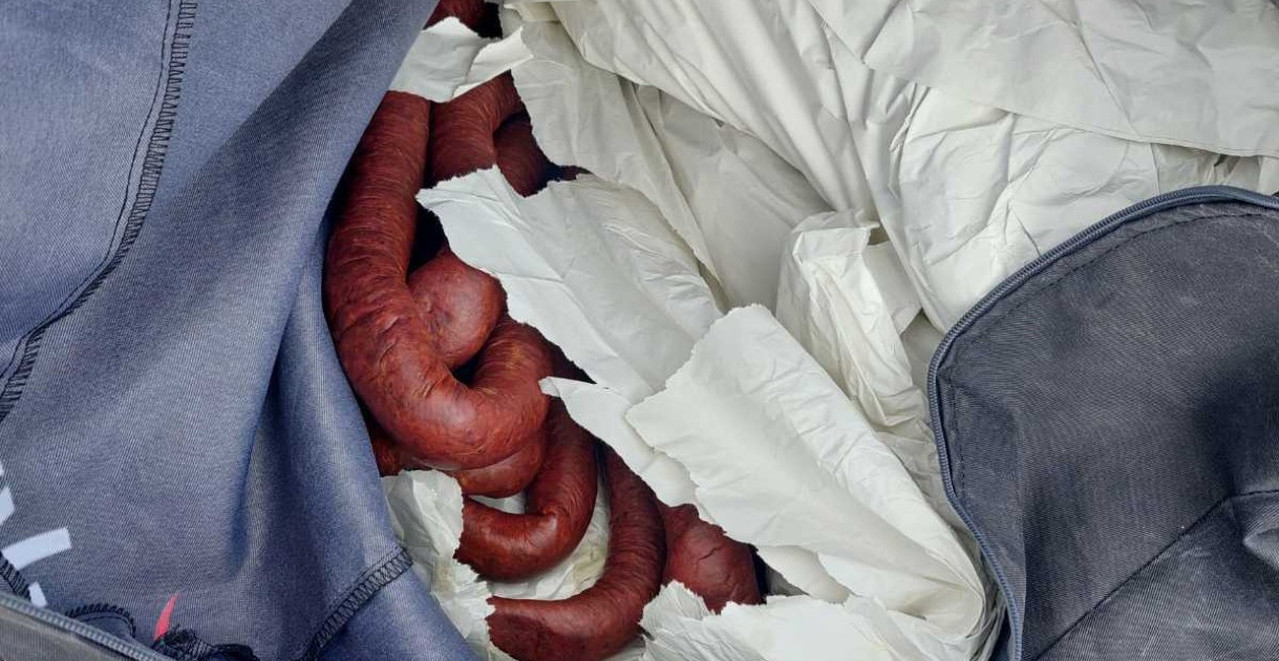 MODNO-GURMANSKI ŠOU KOD VRANJA! Čovek pokušao da sakrije pola tone kobasica i haljine, evo zašto je &quot;pao&quot;