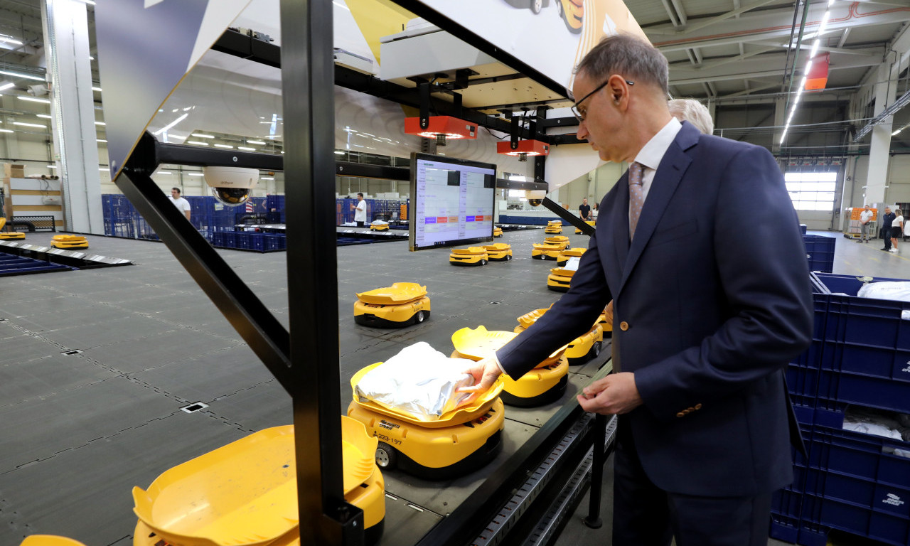 ĐURO MACUT SA ROBOTIMA U POŠTI SRBIJE Pogledajte kako se sada sortiraju pošiljke (FOTO)