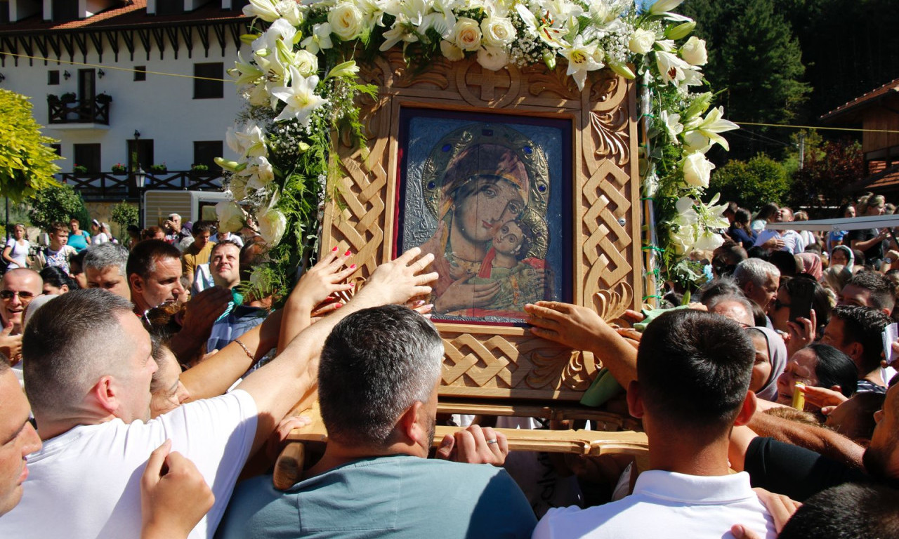 VIŠE OD 15.000 VERNIKA U TUMANU Svečano obeleženo 90 godina čudotvorne ikone Bogorodice Kurske (FOTO/VIDEO)