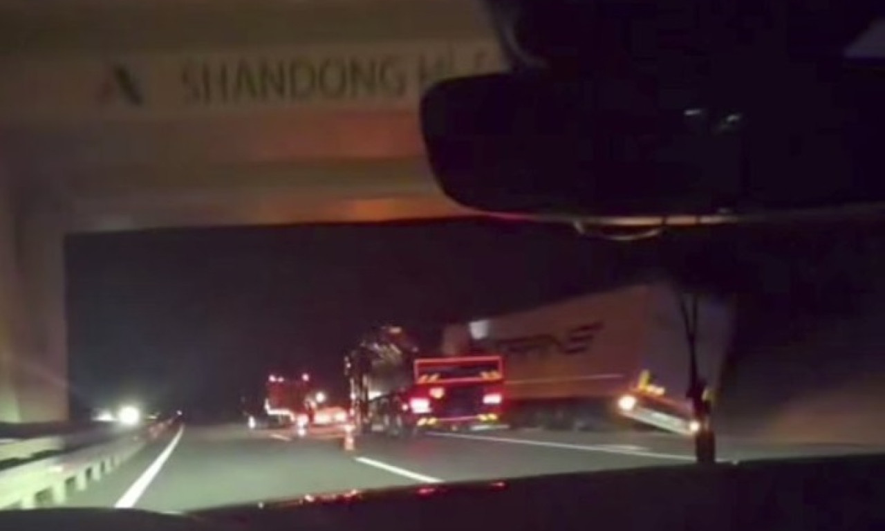 KAMION SLETEO SA PUTA Zastoj na putu ka Beogradu, ekipe na terenu (VIDEO)