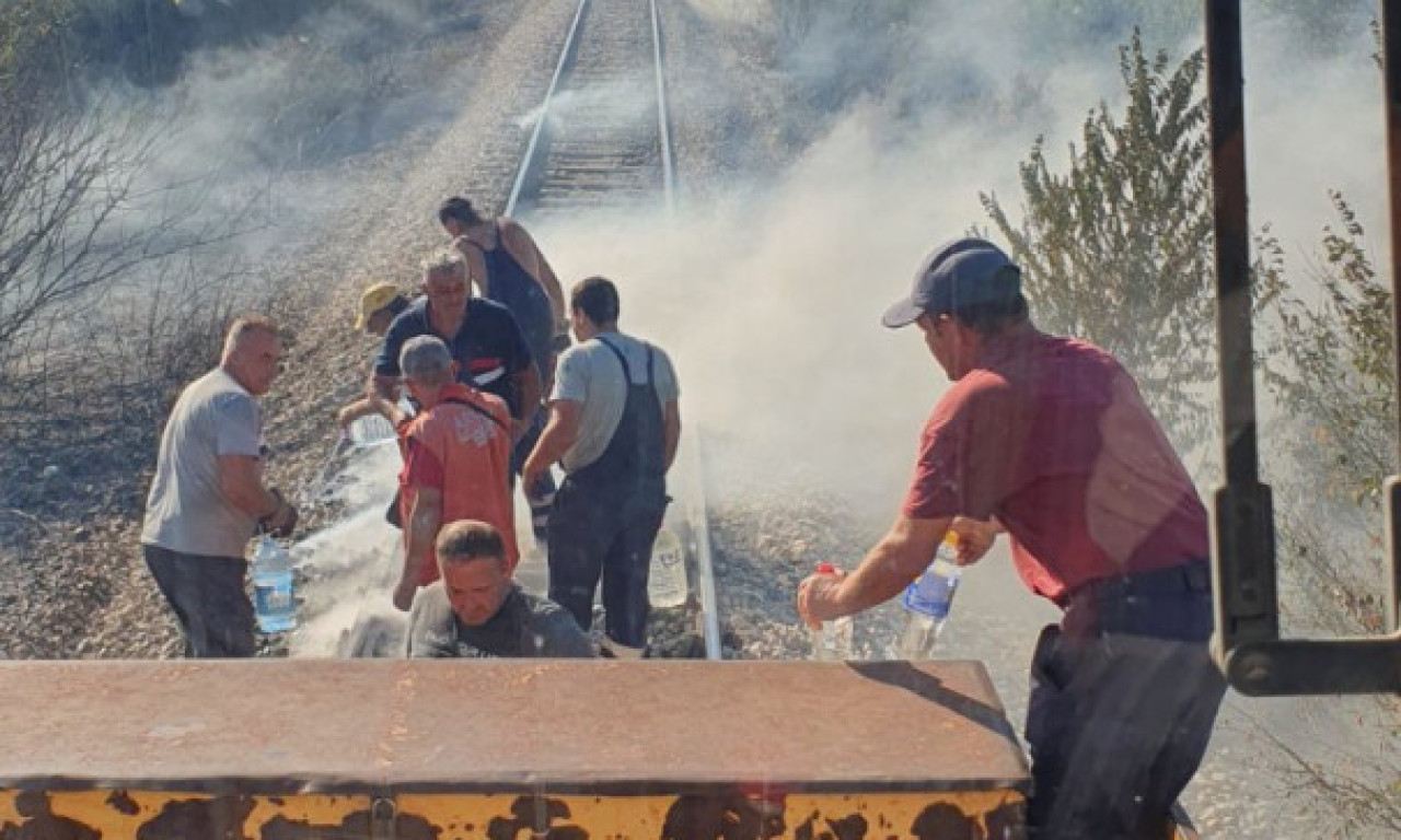 POŽAR ZAHVATIO PRUGU U SRBIJI Vatra zaustavila vozove, a evo šta se sada dešava (FOTO)