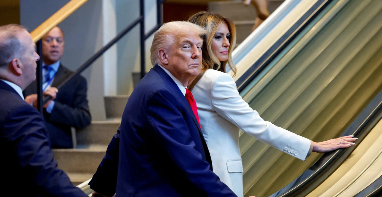 MELANIJA UMALO PALA NA STEPENICAMA, TRAMP BACIO SARKASTIČNU FORU Gledaćete iznova ovaj snimak o kom bruji svet! (VIDEO)