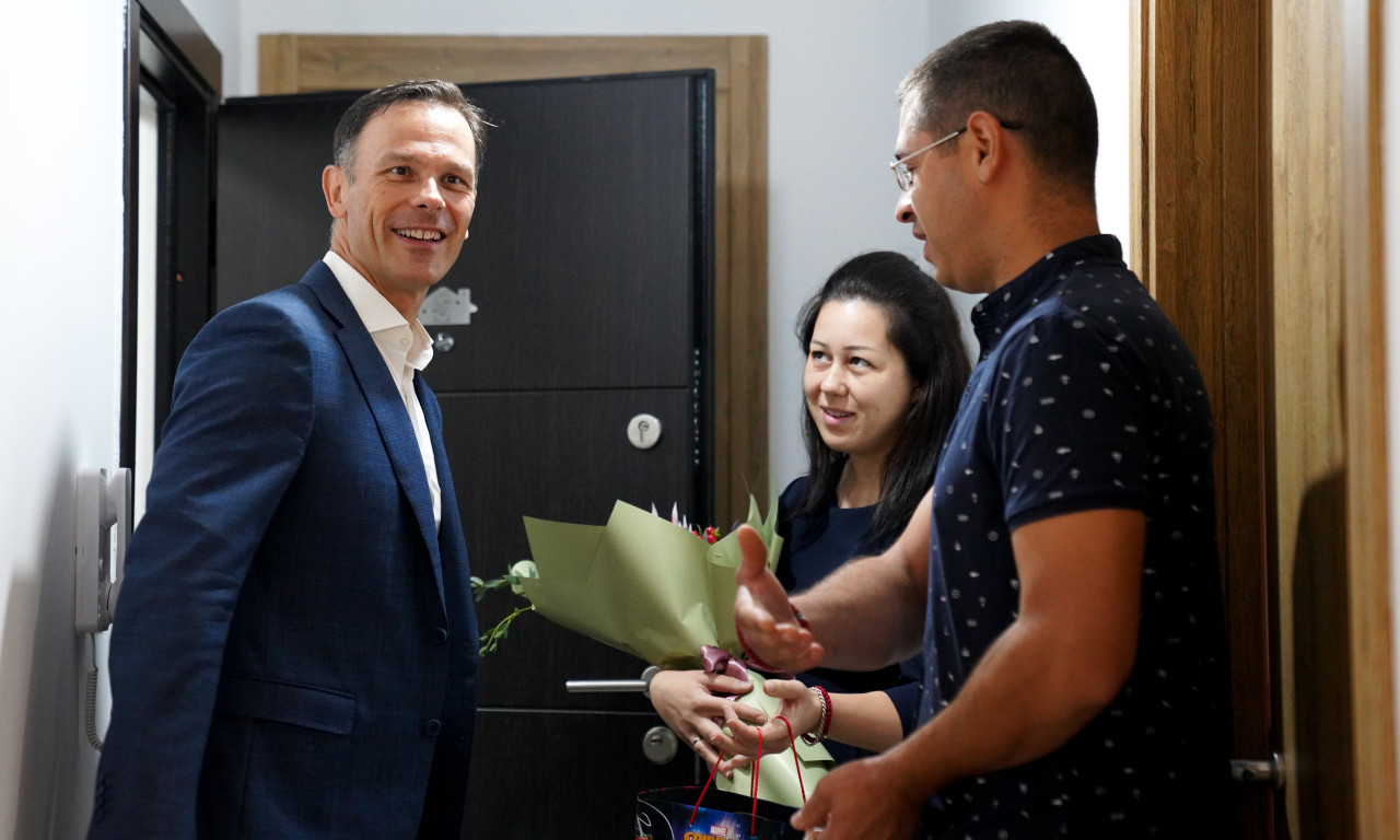 MALI OBIŠAO PORODICU VESIĆ Deci podelio poklone, a sa roditeljima nazdravio za stan uz pomoć kredita za mlade (FOTO)