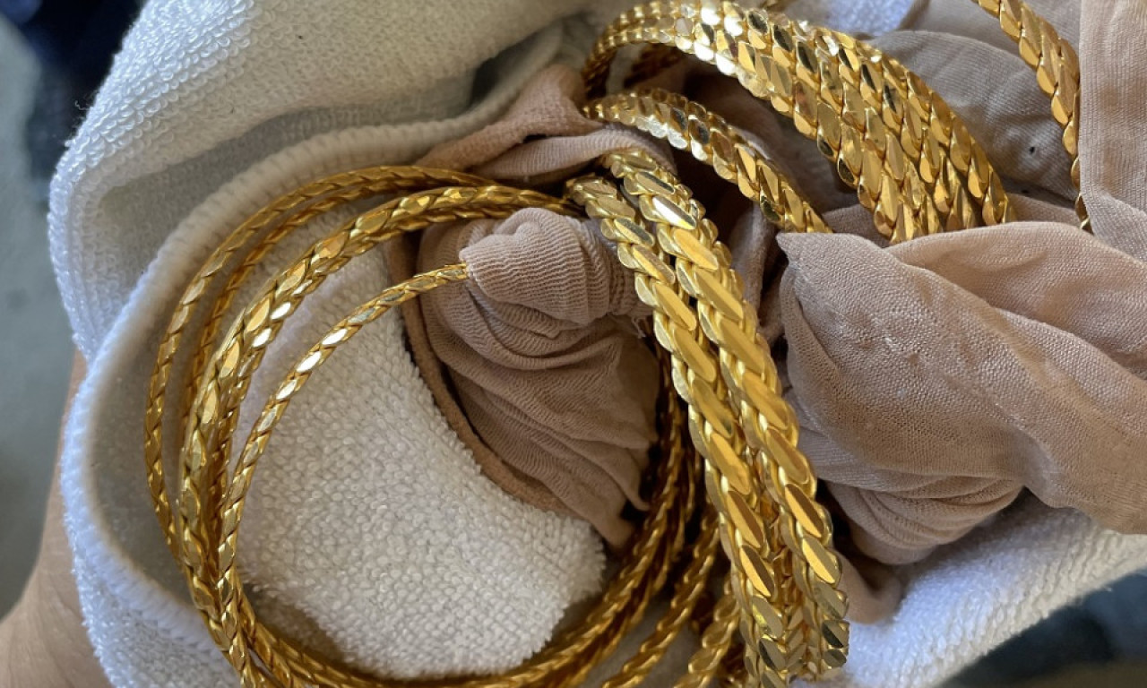 SPREČEN VELIKI ŠVERC ZLATA NA GRADINI Nećete verovati gde je krijumčar zavukao nakit (FOTO)