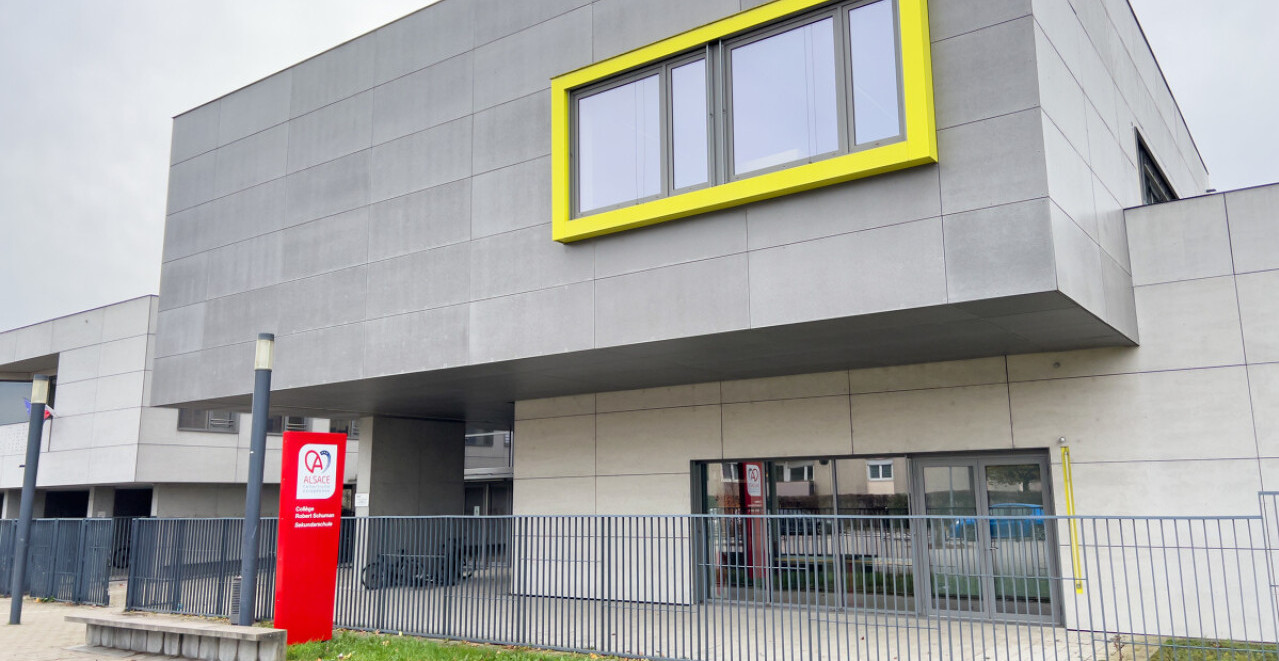 IZBODENA NASTAVNICA NA ČASU Učenik (14) joj zario nož u lice! Panika u osnovnoj školi "Robert Šuman" (VIDEO)