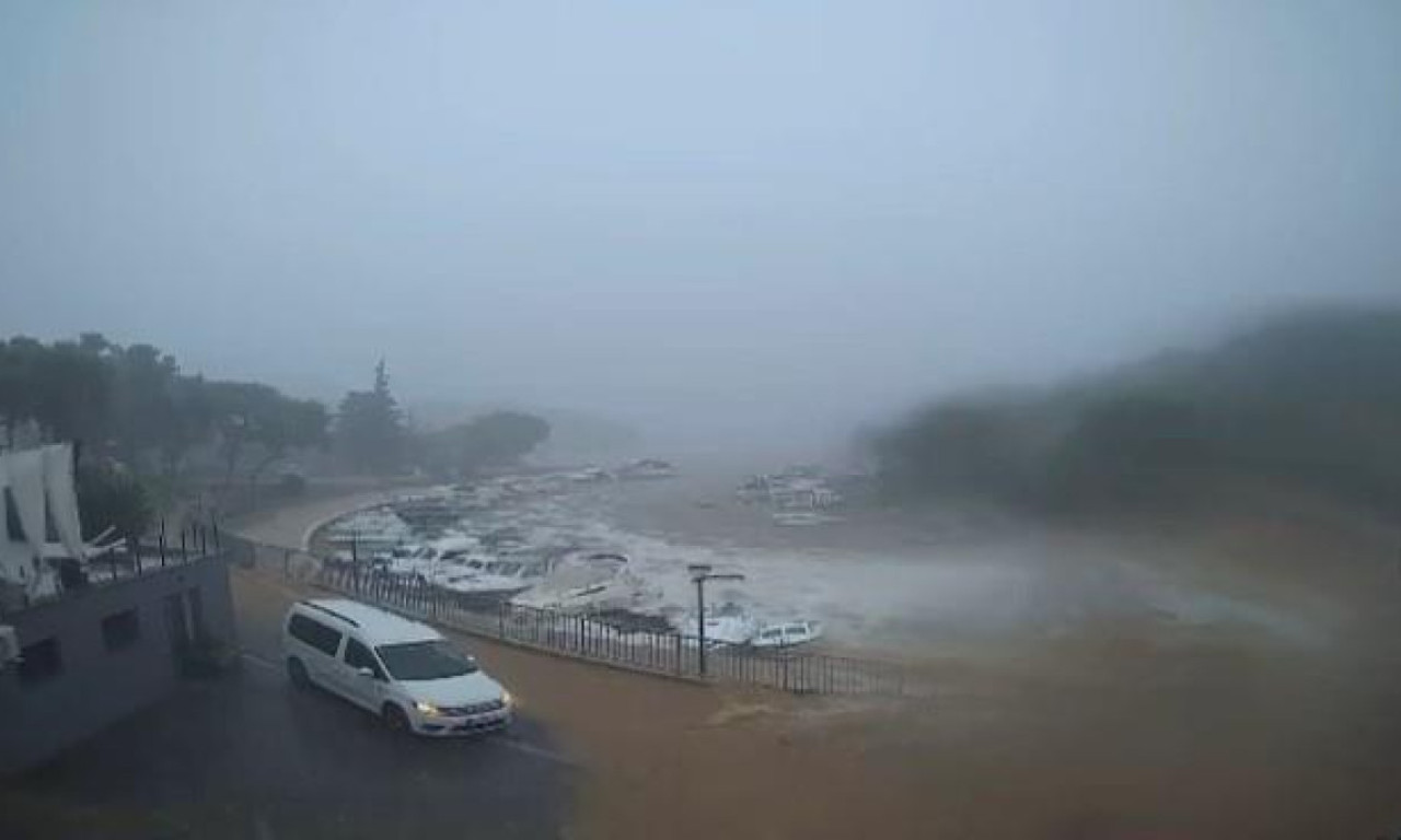 APOKALIPTIČNO NEVREME U DALMACIJI Poplave prave kataklizmu, vatrogasci na terenu - prizori lede krv u žilama (VIDEO)