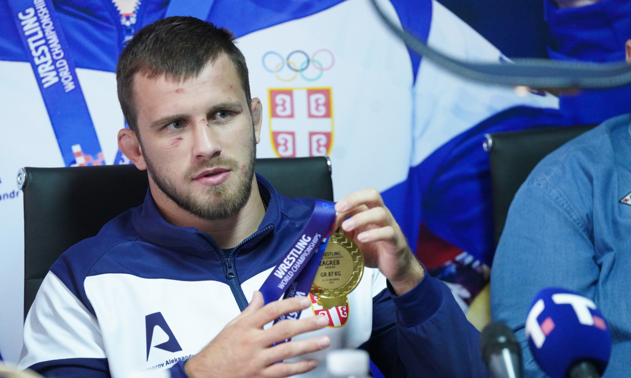 "ŠTO SE TIČE TRI PRSTA I SKLANJANJA ŠALA..." Komarov u Zagrebu pokazao kako se bori za grb Srbije (FOTO)