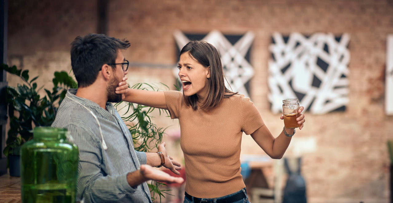 MUŽ I ŽENA SE OPAKO SUKOBILI U KAFANI Supružnici iz Vranja napravili haos zbog rakije, reagovala policija