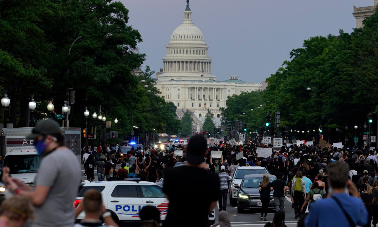 PLJUŠTE OTKAZI NAKON PROTESTA U AMERICI "Šut kartu" dobilo 20 agenata FBI, evo i zbog čega