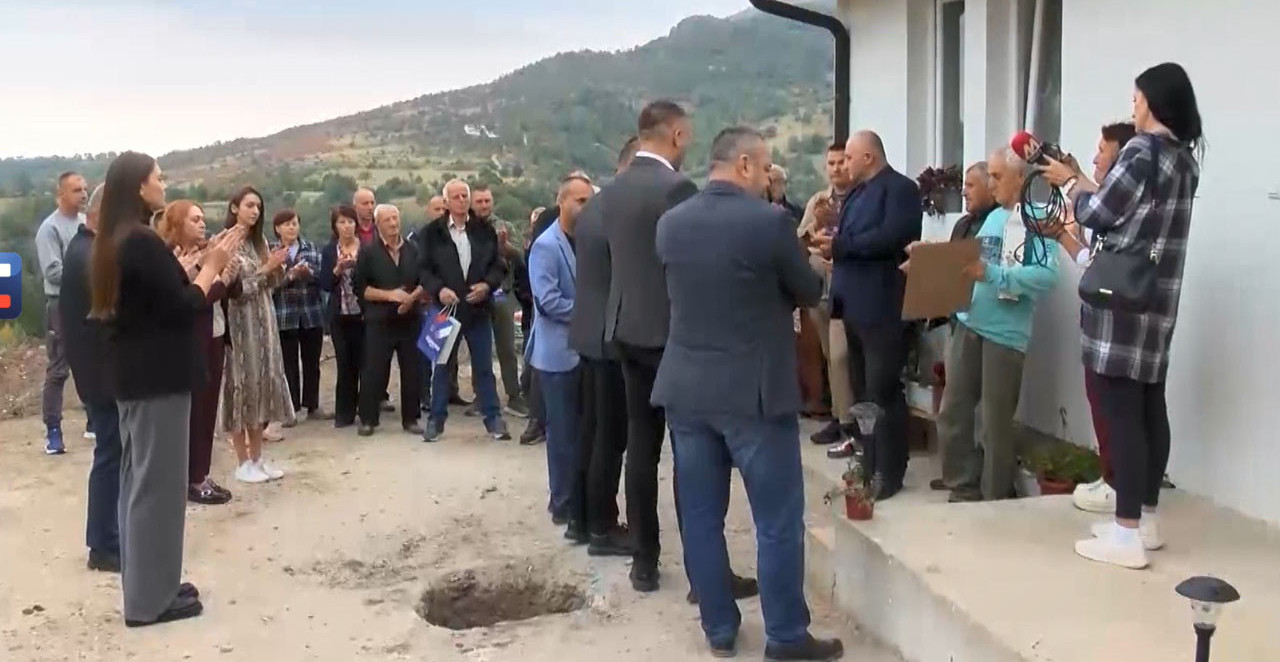 PORODICA RAŠKOVIĆ DOBILA NOVI DOM Pogledajte ko im je uručio ključeve u Zubinom Potoku (VIDEO)
