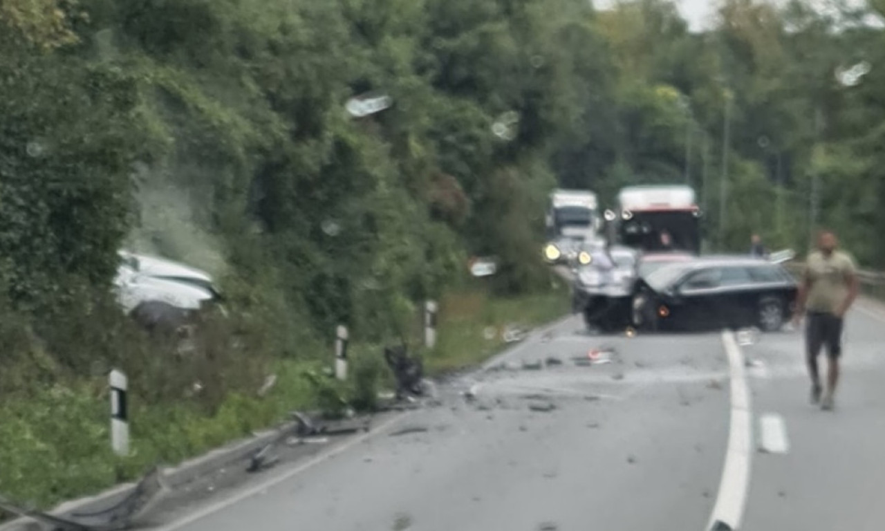 PRVA FOTOGRAFIJA NESREĆE KOD UŽICA U KOJOJ IMA MRTVIH Delovi rasuti, vozilo sletelo sa puta (FOTO)