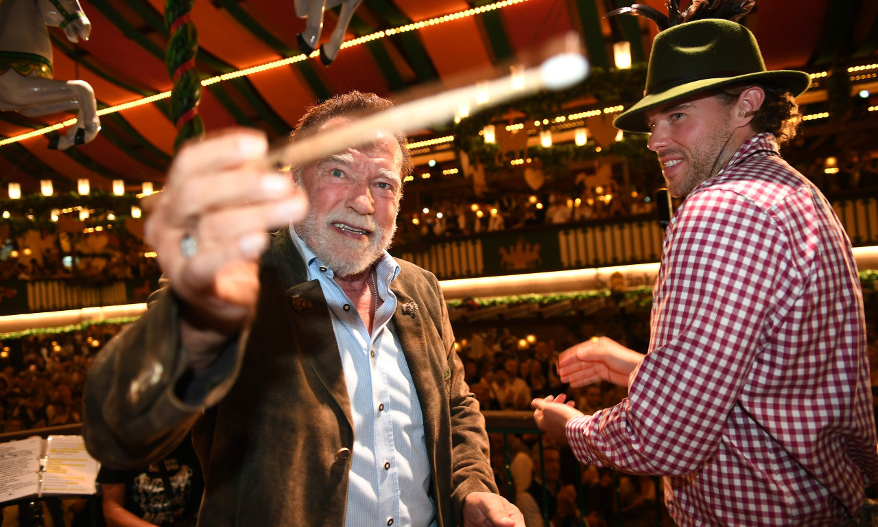 ŠVARCENEGER UŽIVAO NA POZNATOM FESTIVALU: Preuzeo dirigentsku palicu na Oktoberfestu u Minhenu