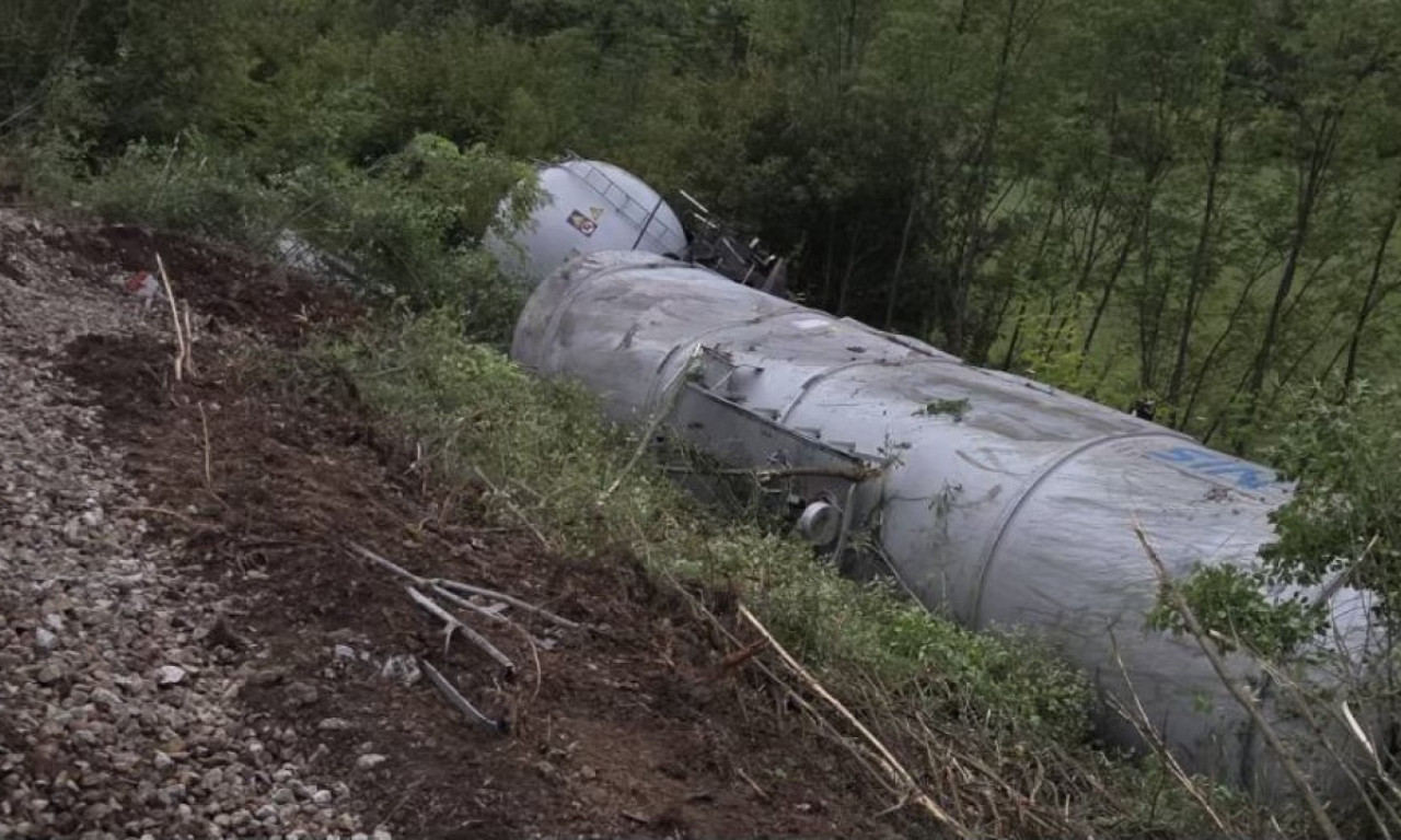 PORED PUTA LEŽI 110.000 LITARA DIZELA Alarmantno kod Kosjerića nakon iskliznuća cisterni, evo šta se dešava (FOTO+VIDEO)