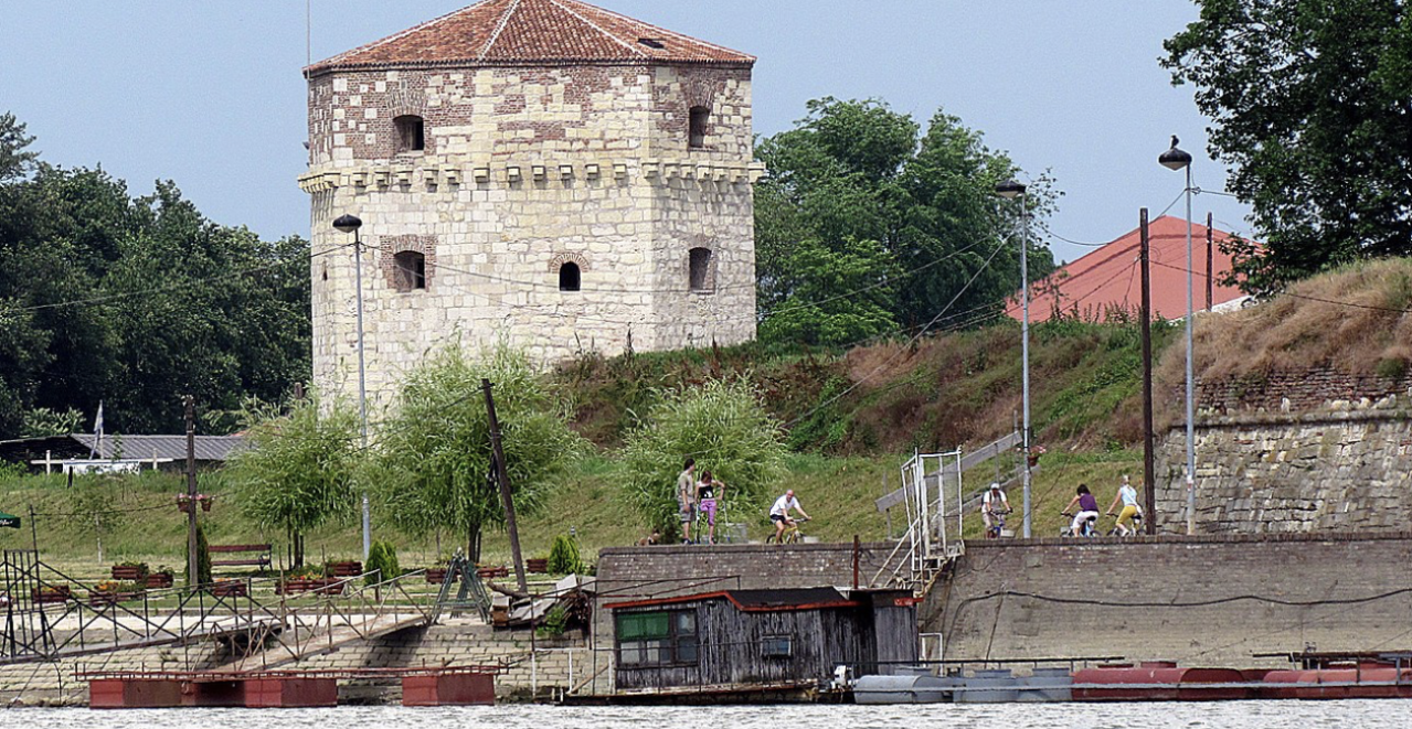 TINEJDŽERU ZARILI NOŽ U STOMAK KOD KULE NEBOJŠA Iznenada ga napali, evo šta se desilo na poznatom splavu