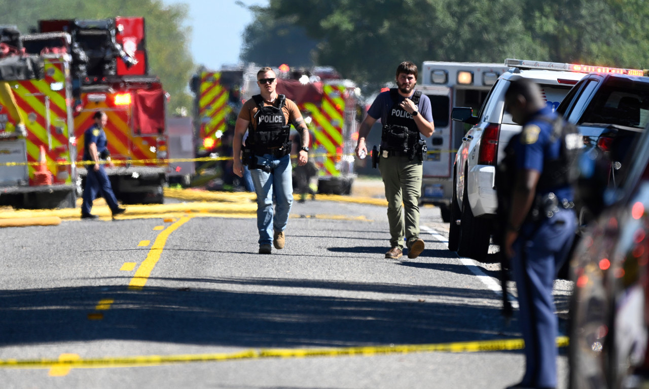 JEDNA OSOBA STRADALA U PUCNJAVI U MIČIGENU Osumnjičeni podmetnuo požar u crkvi, pa zapucao na stotine ljudi (FOTO)