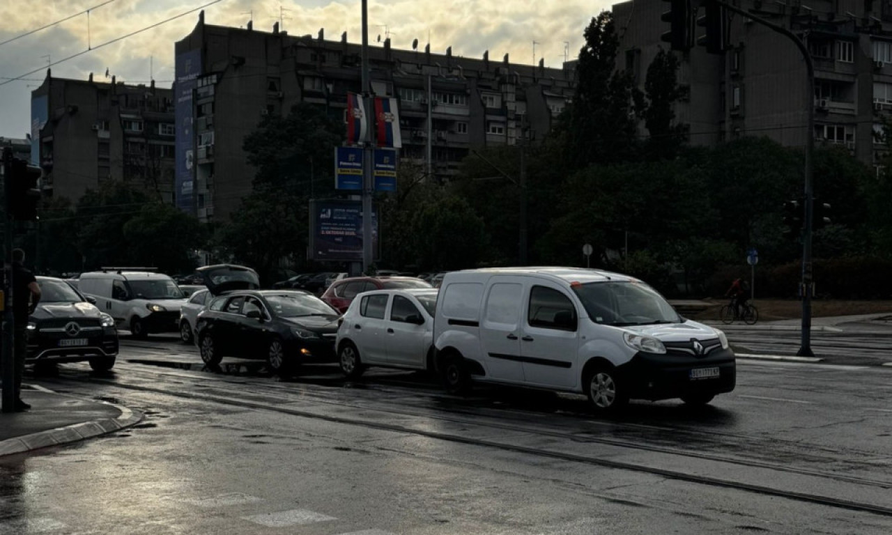LANČANI SUDAR KOD SAVA CENTRA Tri vozila zatvorila traku! Stvara se gužva (FOTO)