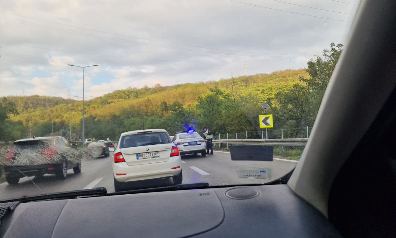 ŠOK SCENA NA AUTO-PUTU JUTROS Kiša napravila totalni karambol - automobil jedva izvlače "paukom" (FOTO)