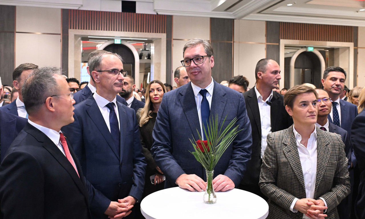 VUČIĆ NA VELIKOJ SVEČANOSTI U HAJATU Pogledajte ko je sve na prijemu povodom Nacionalnog dana Kine (FOTO/VIDEO)