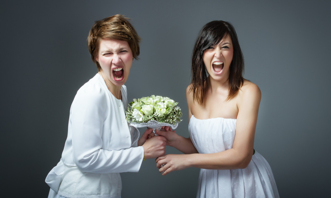 NEZAPAMĆENA TUČA NA SVADBI U GORNJEM MILANOVCU! Gošća udarila mladu, pa nastao haos - napadnuta i hitna pomoć (VIDEO)