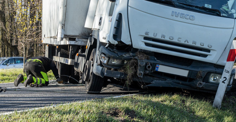 ŽESTOK UDES KOD ORLOVAČE Sudarila se dva kamiona, vozač zarobljen u smrskanoj kabini (FOTO)