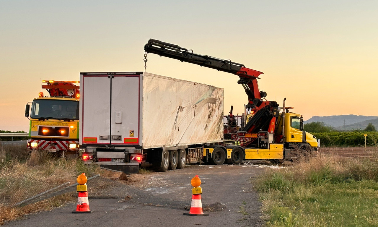 OTKAČILA SE PRIKOLICA KAMIONA, ZA DLAKU IZBEGNUTA TRAGEDIJA Put blokiran, stvara se zastoj! (VIDEO)