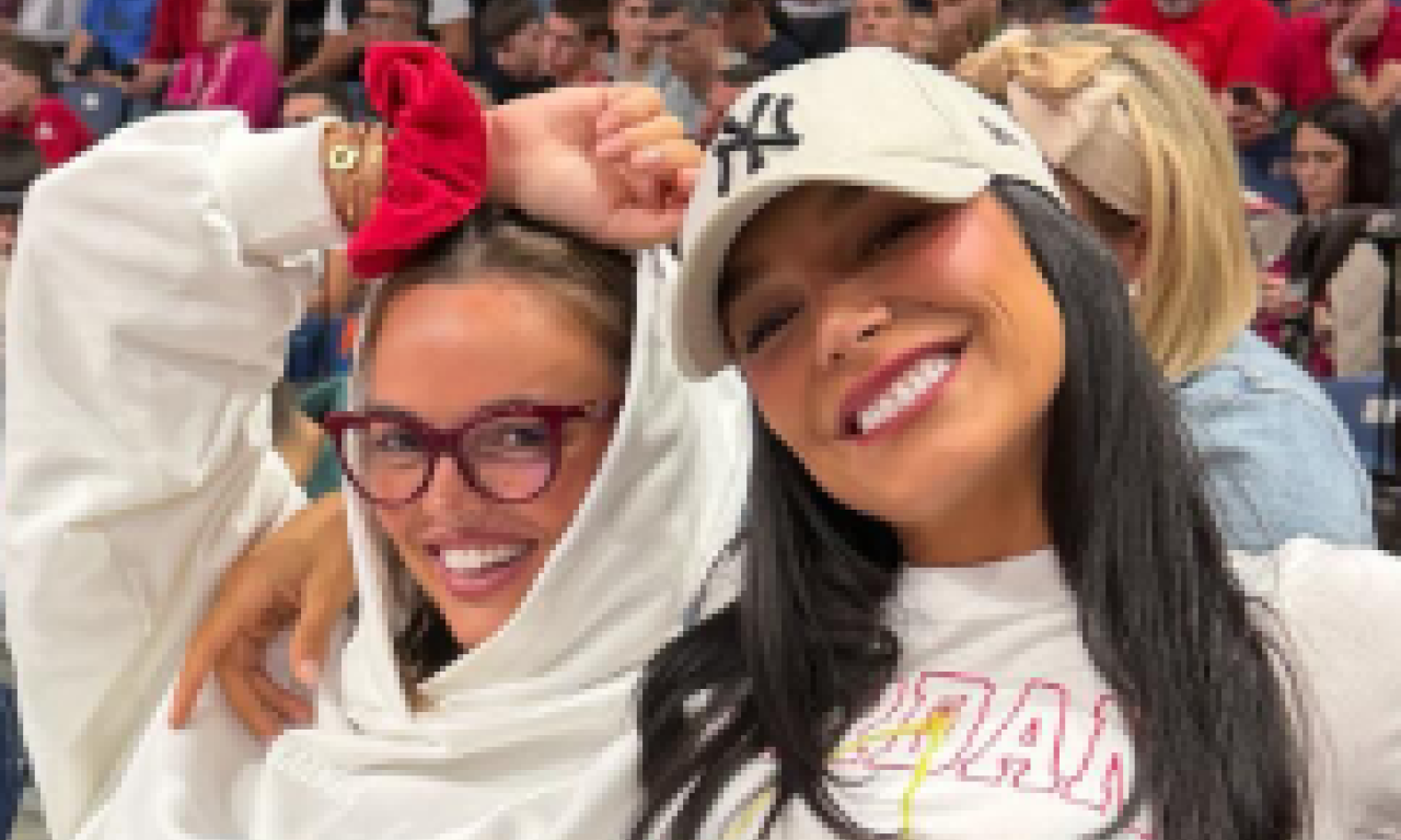 DA LI SU TO EDITA ARADINOVIĆ I SOFIJA ŠAŠIĆ NA KOŠARCI? Ćerka pevača neprepoznatljiva, a pevačica u zanimljivoj majici