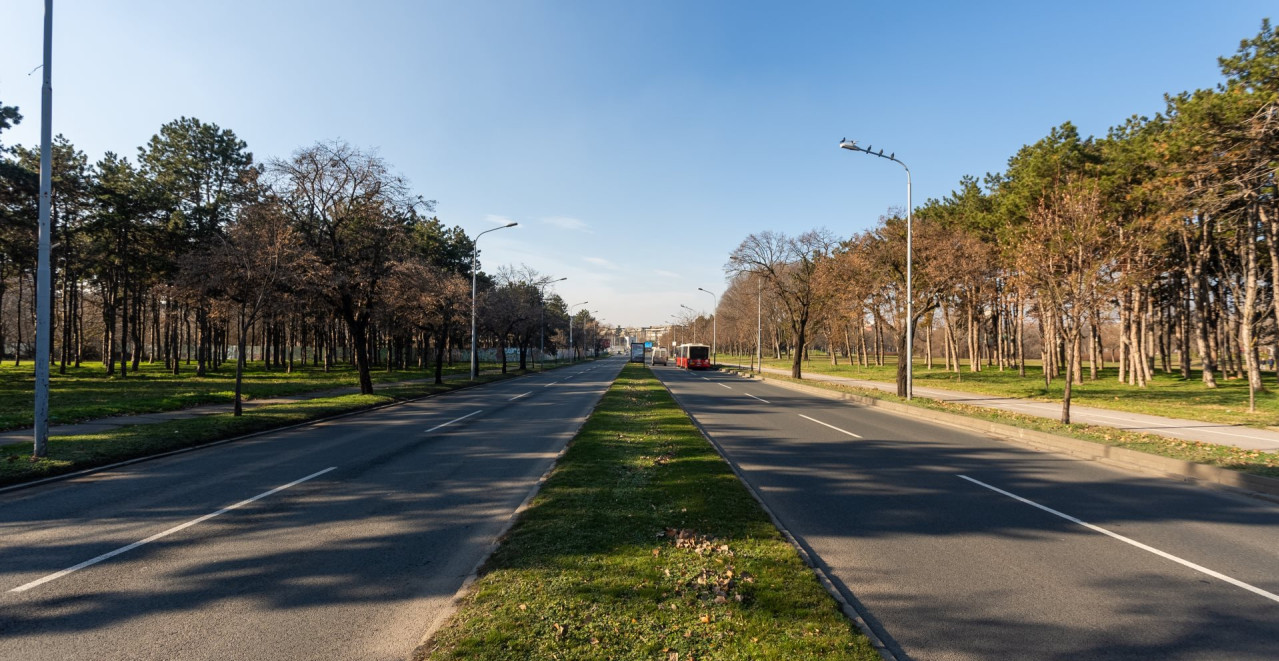 REKONSTRUISAN BULEVAR NIKOLE TESLE NAKON VOJNE PARADE Pre samo desetak dana ovuda je prolazila teška mašinerija