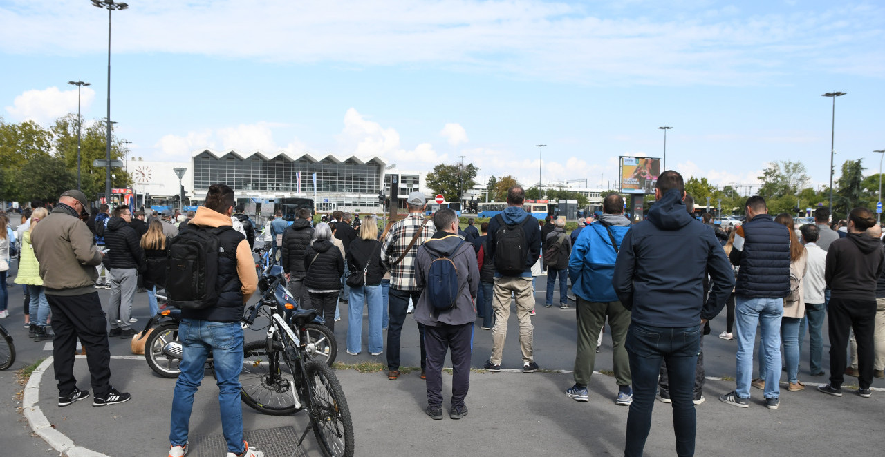 PROTEST U NOVOM SADU Okupljanja u tišini na više lokacija, pa komemorativni skup kod Železničke stanice (VIDEO)