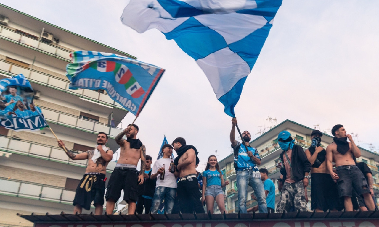 HAOS U NAPULJU PRED UTAKMICU LIGE ŠAMPIONA Pogledajte neviđenu makljažu na ulicama, ovo je rat navijača (VIDEO)
