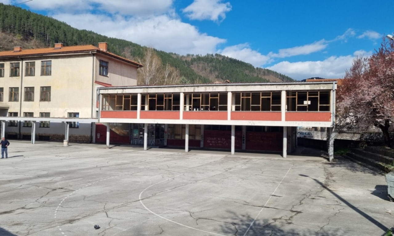 DRAMA U PRIJEPOLJSKOJ ŠKOLI Dojava o postavljenoj bombi, očekuje se dolazak MUP-a na lice mesta