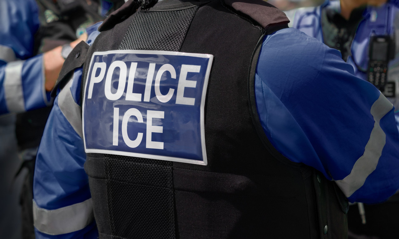 SNIMAK UBISTVA ŽENE PODELIO AMERIKU Usnimljen momenat kada agent ICE-a puca, službe tvrde da je samoodbrana (VIDEO)