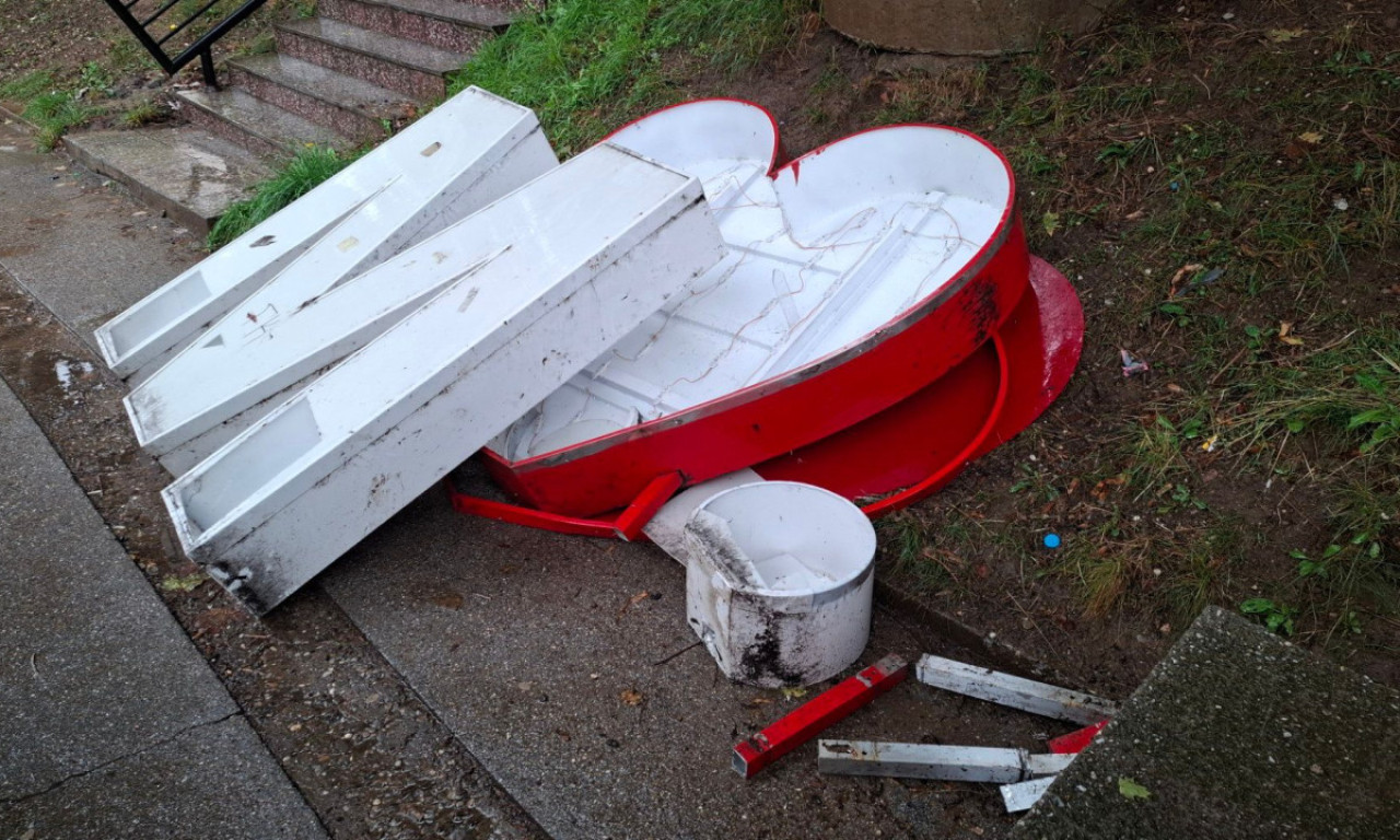 UKLONJEN ZNAK "VOLIM KOSOVSKU MITROVICU" Novi udar na Srbe na KiM (FOTO)