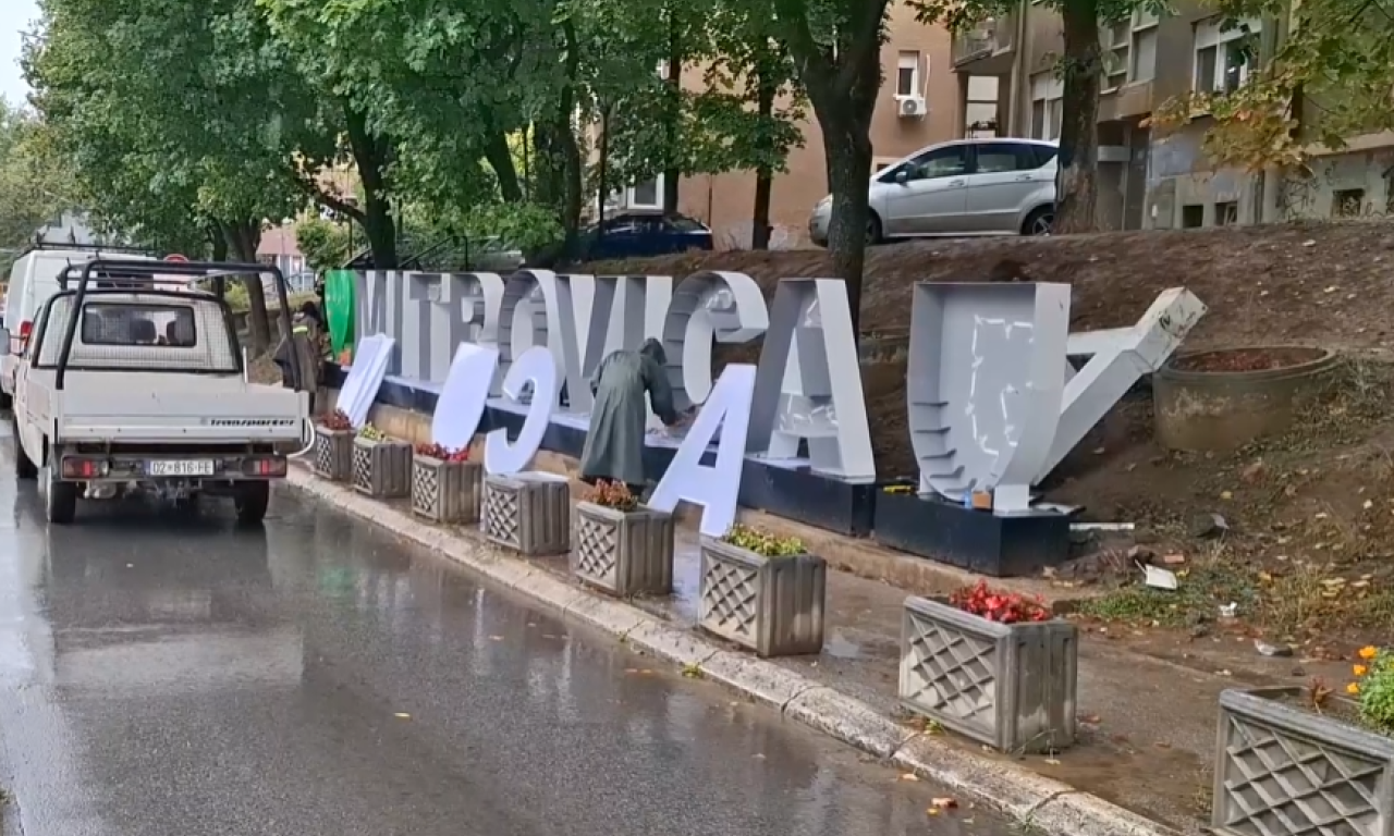 UKLONJEN ZNAK NA ĆIRILICI: Umesto "Volim K. Mitrovicu", radnici postavili novi na latinici, uz srce u zelenoj boji