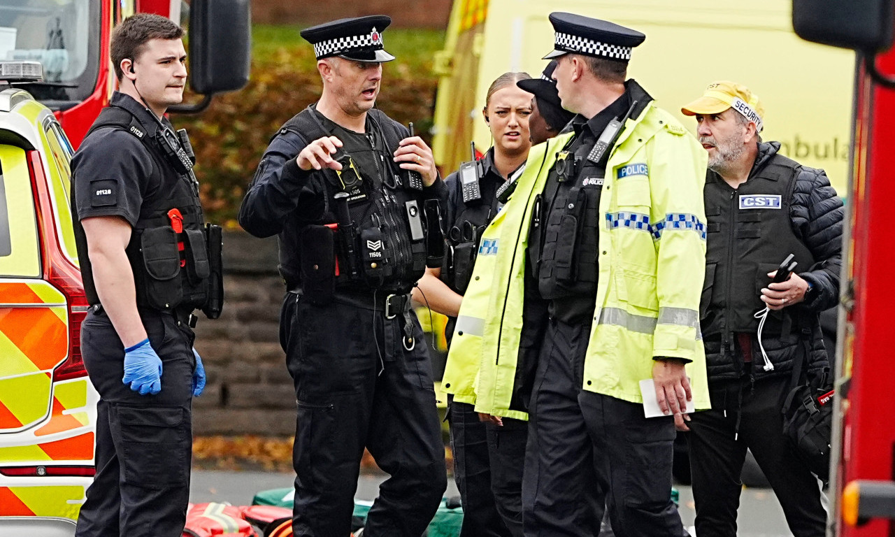 DEČAK (15) POKUŠAO DA UBIJE NASTAVNIKA Horor incident u školi, odmah reagovala policija