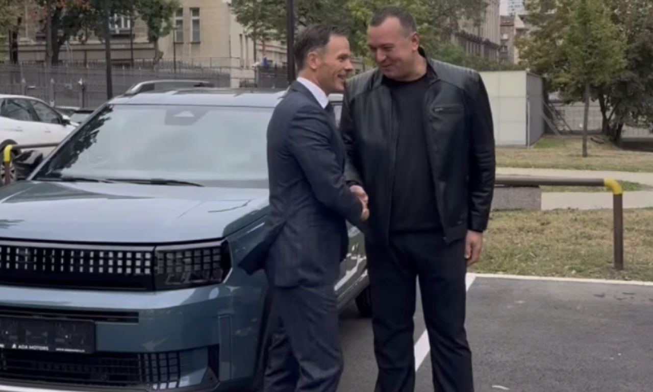 MALI URUČIO KLJUČEVE OD STANOVA Dobitnici u igri "Uzmi račun i pobedi" uzeli nagrade