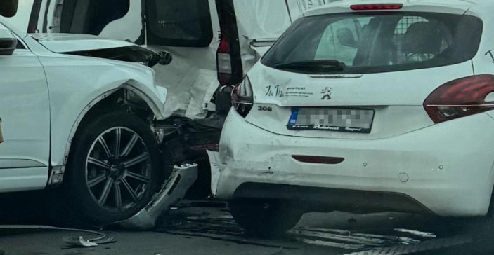 AUTO ZGNJEČEN, STAKLO SVUDA! HOROR NA AUTO-PUTU! Težak lančani sudar kod Pećinaca, ljudi u šoku (FOTO)