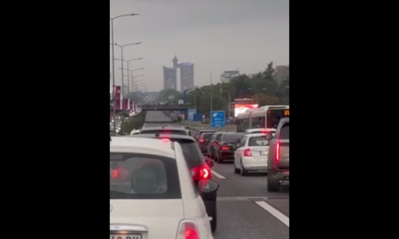 IZBEGAVAJTE OVAJ PRAVAC: Zatvoren je auto-put kod Sava centra, ne zna se razlog (VIDEO)