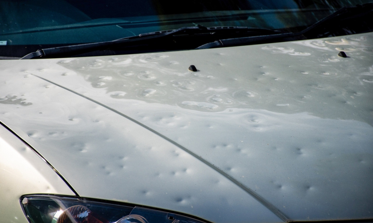 ZAŠTITITE AUTOMOBIL OD GRADA Ovo su važni saveti kako da izbegnete katastrofalne posledice i sačuvate novac