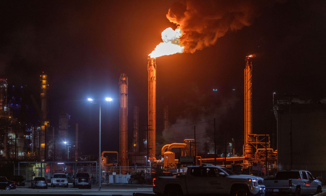 GORI AMERIČKA RAFINERIJA Odjekuju eksplozije, policija i vatrogasci na nogama (FOTO/VIDEO)