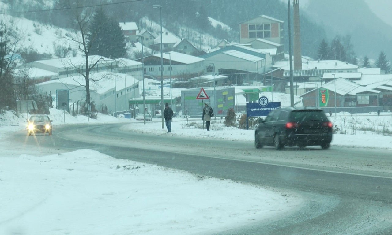 VANREDNA SITUACIJA U SRPSKOJ OPŠTINI Sneg sve paralisao, hiljade ljudi bez struje (FOTO)