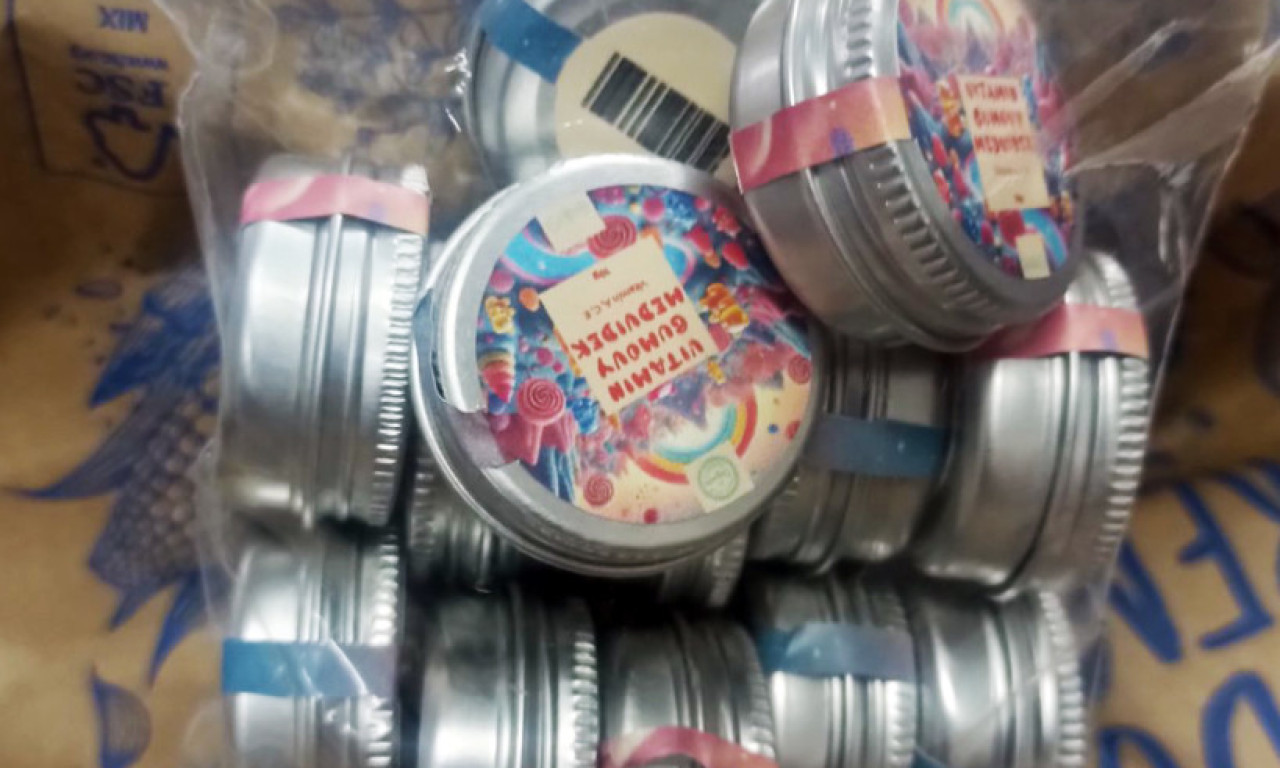 UHAPŠENA DVA LICA ZBOG PRODAJE OPOJNE DROGE NALIK NA GUMENE BOMBONE (FOTO)