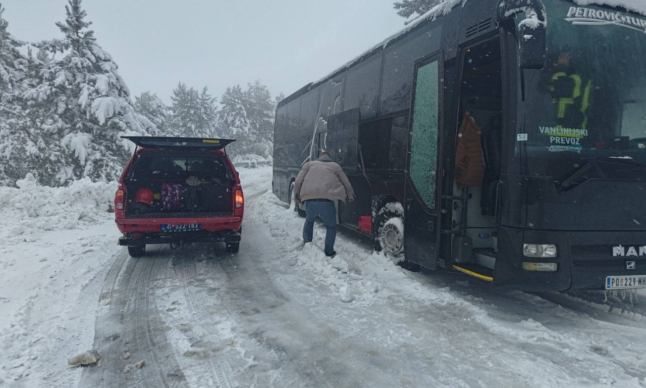VATROGASCI-SPASIOCI IZVUKLI 88 UČENIKA I 12 ODRASLIH IZ MEĆAVE Ovako je izgledala drama na putu Divčibare - Kaona (FOTO)