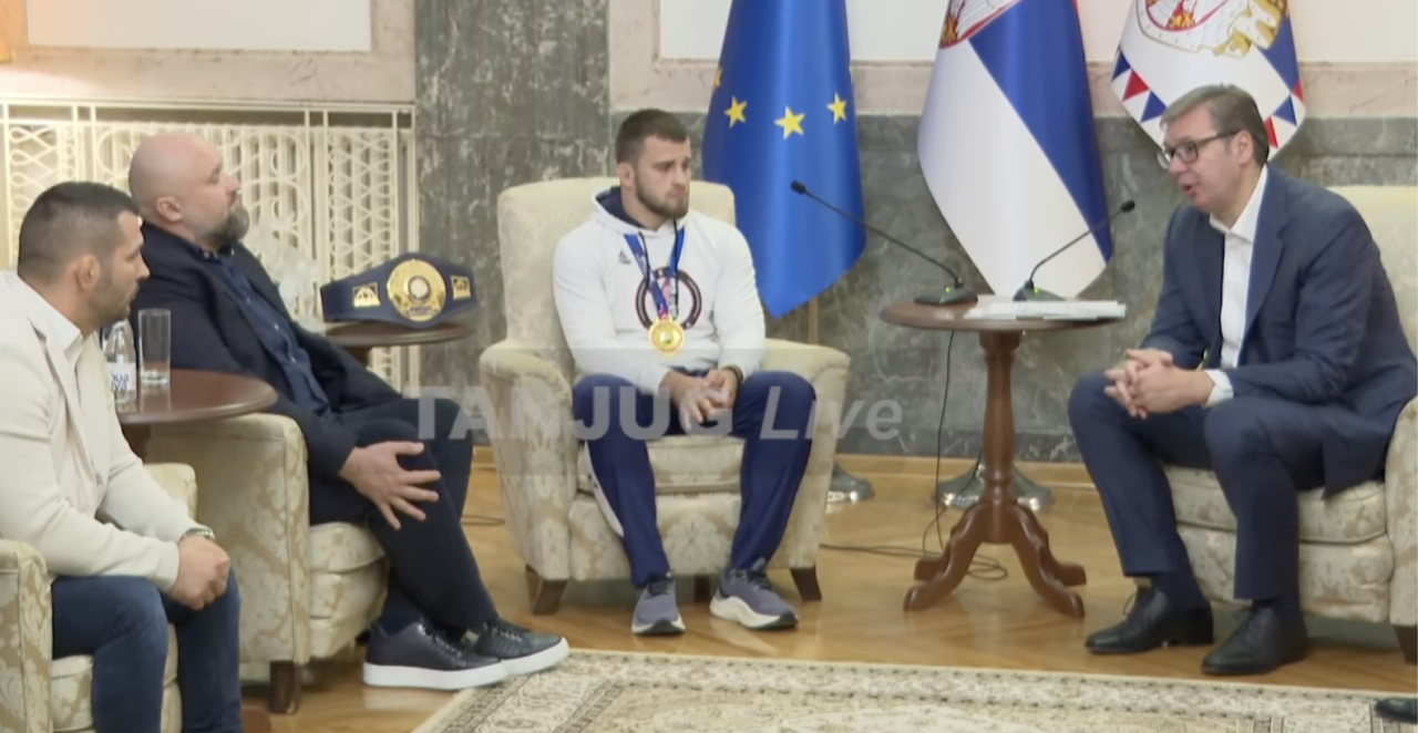 VUČIĆ SA "ZLATNIM" ALEKSANDROM KOMAROVIM Šampion sveta se obratio na srpskom: Hvala! Srbija mi je donela sve (VIDEO)